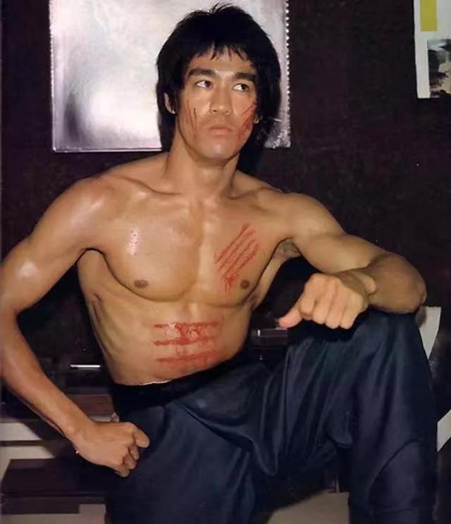 李小龍是功夫“一代宗師”，粵強陶瓷做瓷磚“一代宗師”