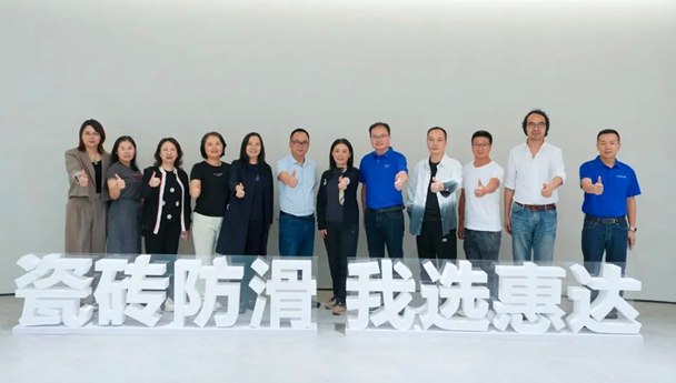 深化交流 賦能發(fā)展 | 鴻揚集團領(lǐng)導(dǎo)一行蒞臨惠達瓷磚，雅致大理石新品顏值吸粉，實力出圈！